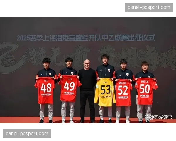 特写：战术成功后，深圳队替补席上教练与队员们击掌相庆的瞬间